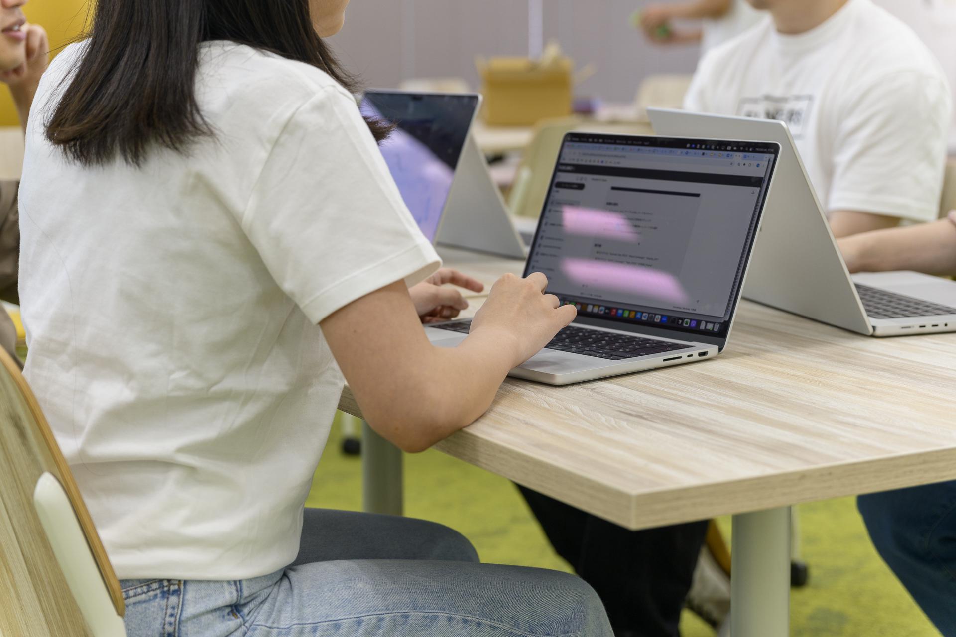 PCはMacbook Pro16インチが基本です。