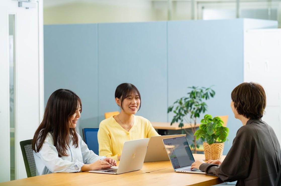 ビジネス側はハイブリッドワーク、開発側は原則フルリモートでの勤務となっています。