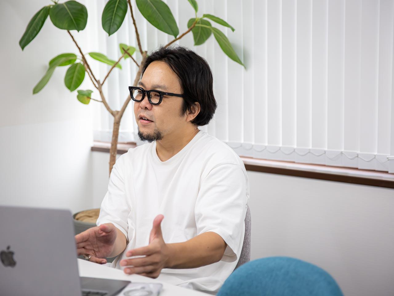 受注管理システム（OMS）と倉庫管理システム（WMS）を一体化して受注から出荷までの業務を自動化するシステム『LOGILESS（ロジレス）』を自社で開発し、2025年8月時点で約1,500社のEC事業者・約250社の倉庫事業者が利用するサービスに成長している。