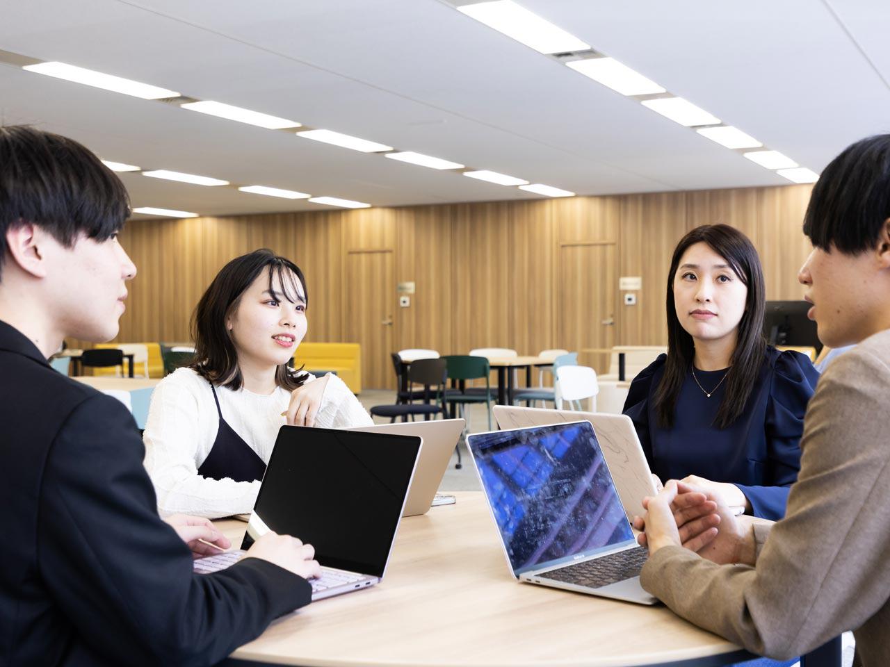 医療、金融、製造等の各業界出身者をAIエンジニアに育て、事業とAIの双方に精通するほか、AIで開発を自動化して効率化するなど独自の強みを持ち、戦略コンサルやSIerの牙城を崩しにかかっている気鋭の会社だ。