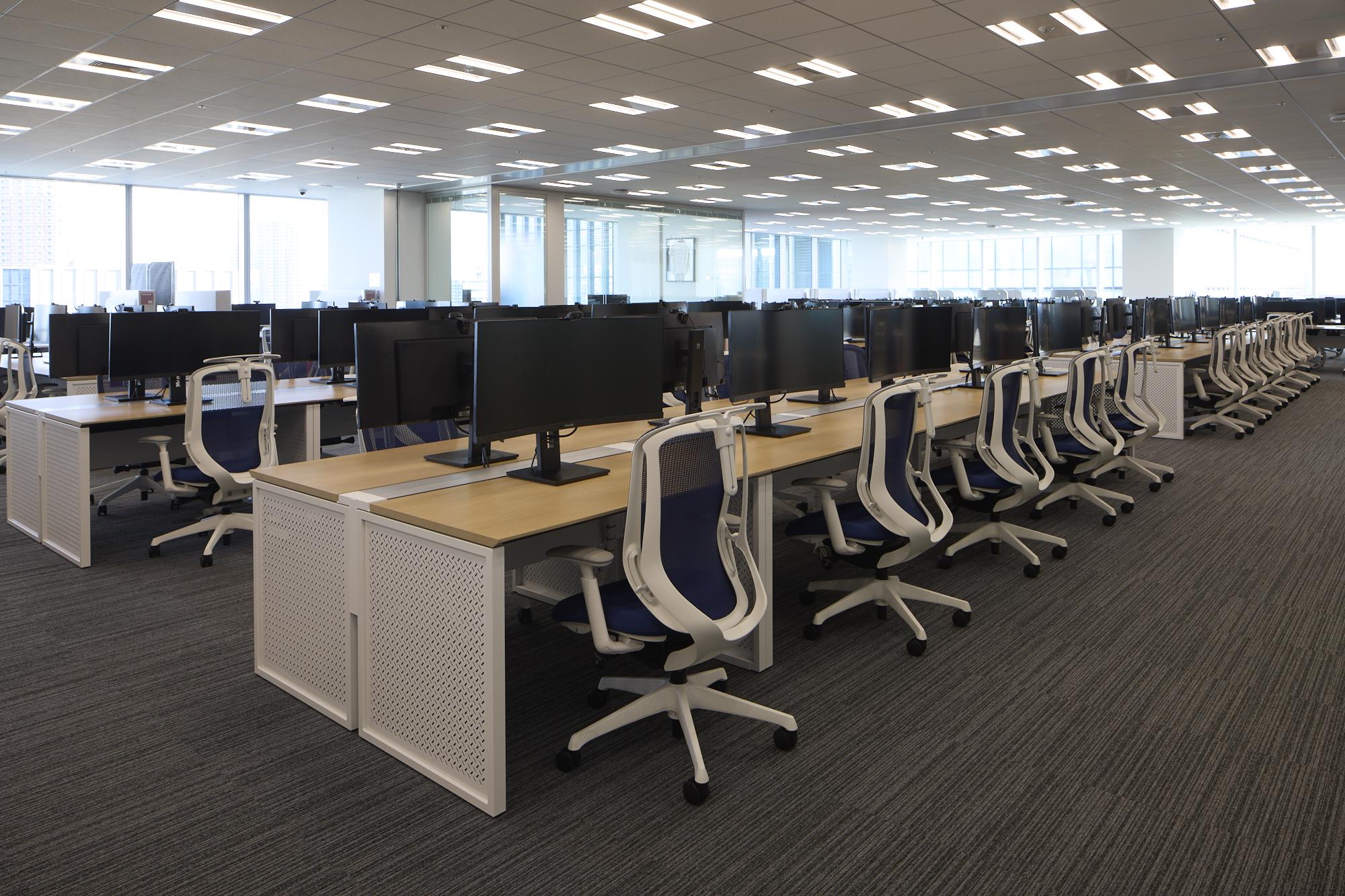 フリーアドレスのオフィスには全席湾曲モニター完備