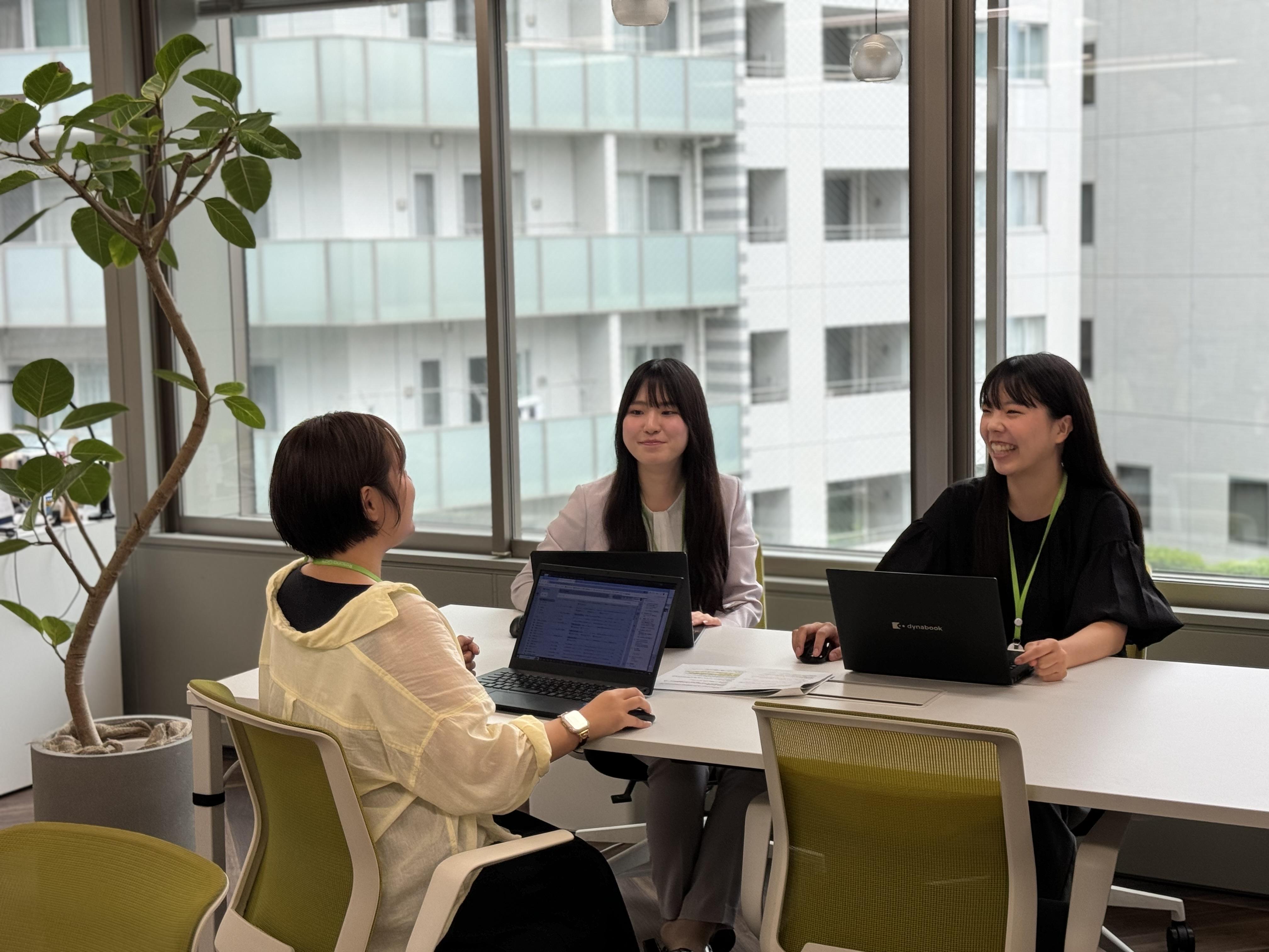 「若手が中心に活躍！営業・事務・マーケティングが協力し合うフラットで明るい社風」