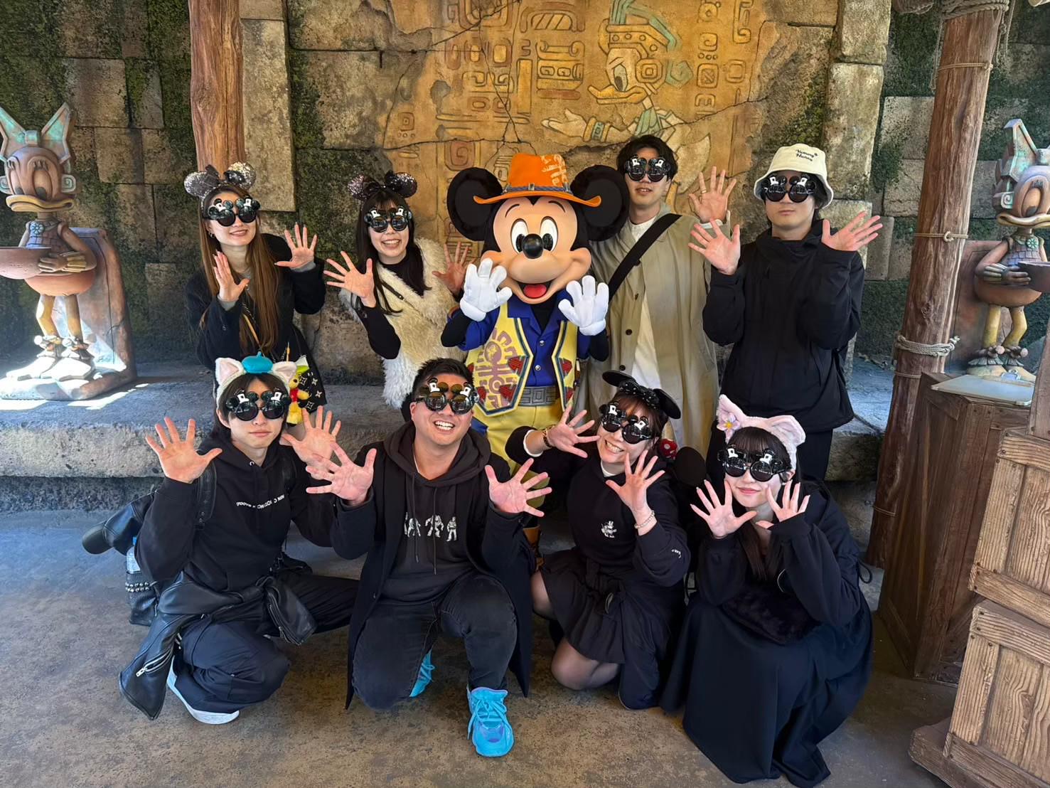 年に一回社員全員でディズニーランドやディズニーシーへ遊びに行きます！