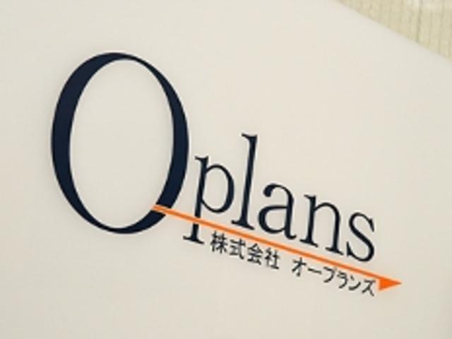 コーポレートカラーはオレンジ。