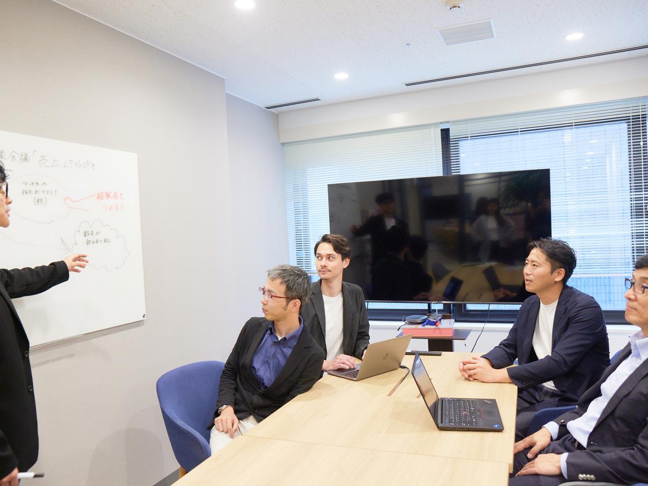 「単価連動型報酬制度」を採用し、エンジニアが生み出した価値が、そのまま給与に反映されるシンプルかつ透明性の高い仕組みを構築。