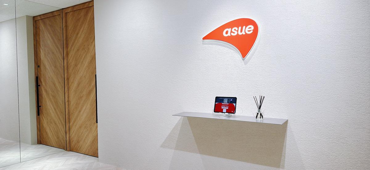 ASUE（アスエ）株式会社は、2012年9月設立で、名古屋に本社、東京（新宿）と大阪にオフィスを置く。