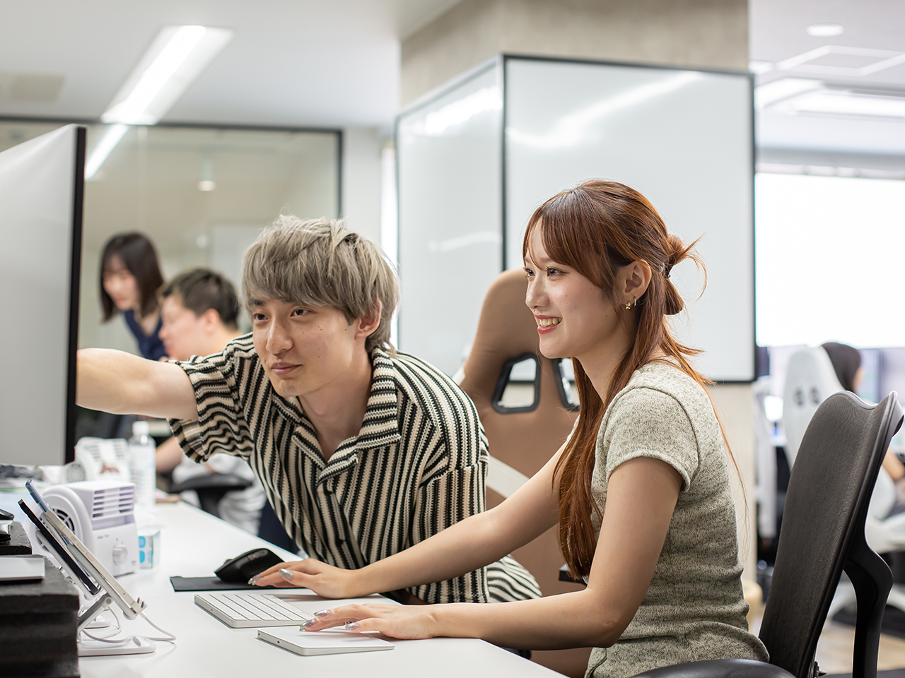 業務上Slackは使用していますが、開発スタッフ同士で直接相談して解決することが多いです。