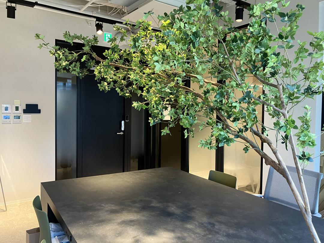 事業内容：SNSのマーケティング支援やAI事業などの3事業を展開・運営