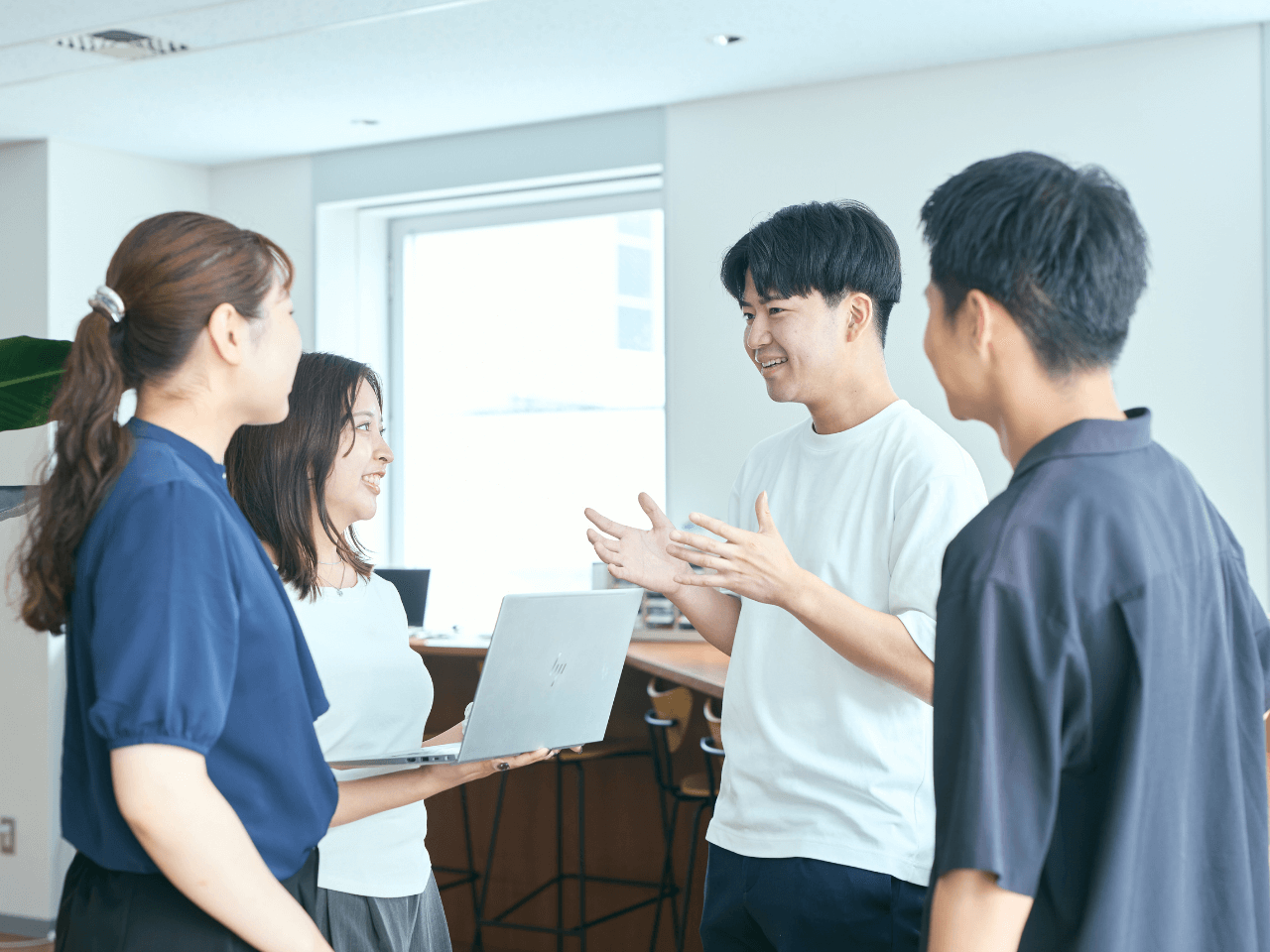 クライアントの本質的な成長に向き合うために、コンサルタントとエンジニアが垣根を越えて議論を重ねていきます。
同時に私たち自身も、常に学び、挑戦し続ける姿勢を大切にしています。