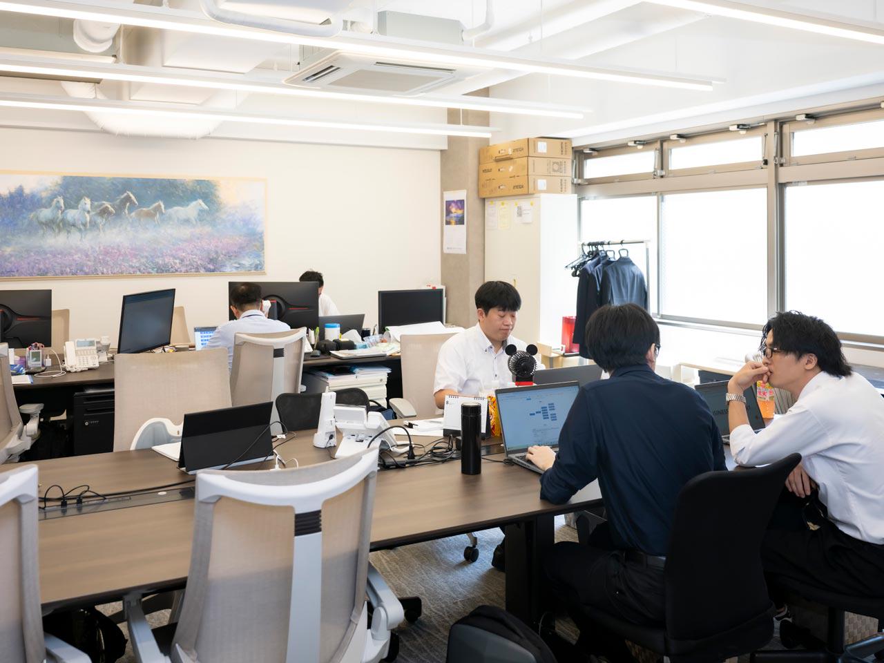 「技術力と人間力」を磨いて市場価値を高めたエンジニアの評価は上がり、結果的にクライアントとの取引も増加している。
今後は「AIと共存するIT企業」という立場を取り、「AIを駆使しつつ、AIに成し得ない事で人が活躍する土壌」を整えていく。