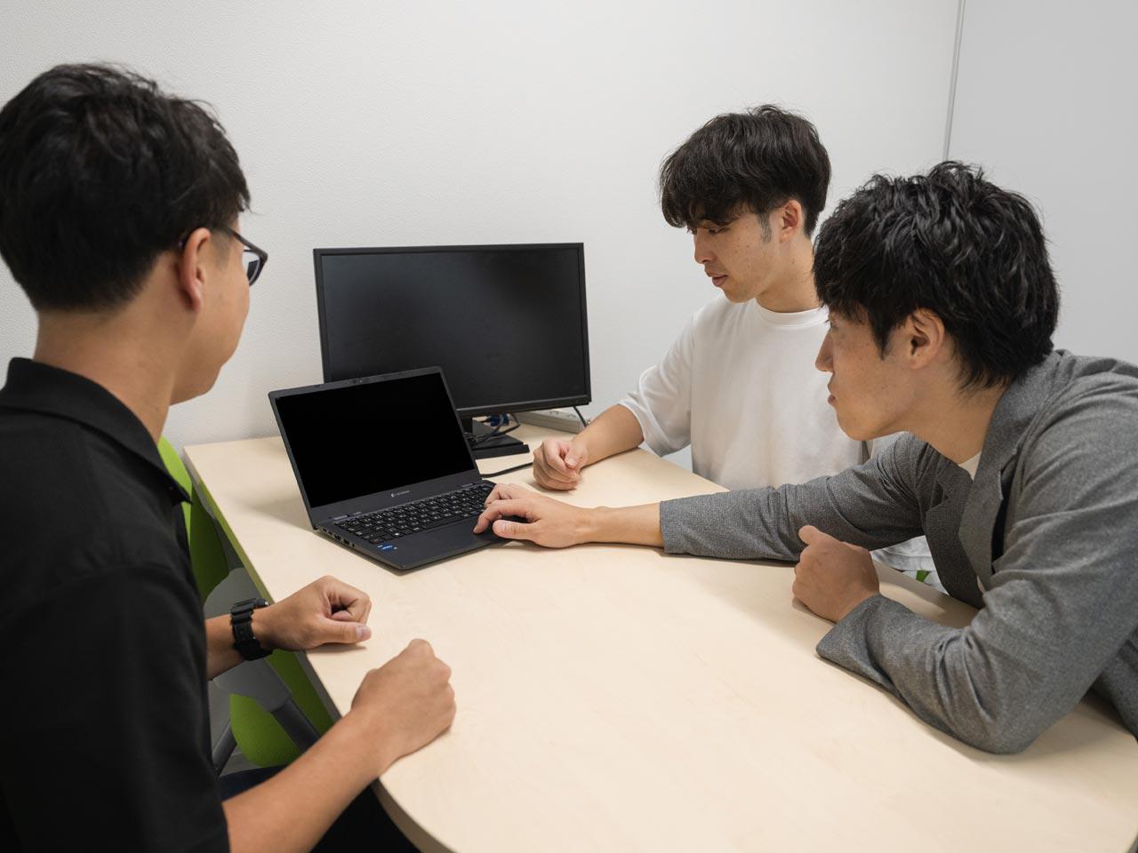 プロジェクトのほとんどは企画、構想段階という超上流工程から携わり、ユーザーでありお客様である親会社の担当者と直接会話を重ねながらプロジェクト完遂を目指すことになる。