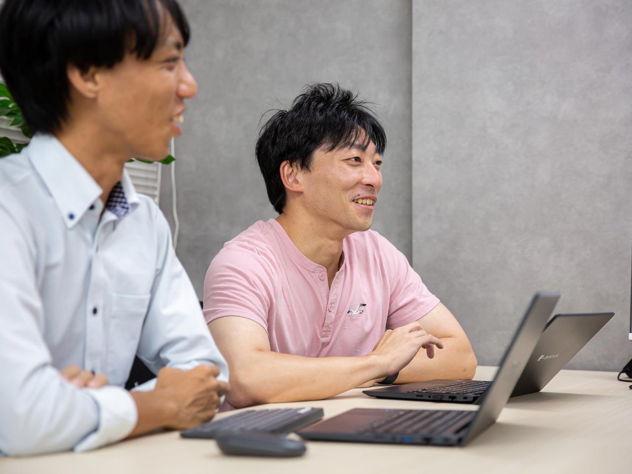 SES事業においてはエンジニアが安心してキャリアを築けるよう、納得感のある評価制度や案件選択制、チーム体制、ラボ環境等、成長を支える仕組みを整えている。