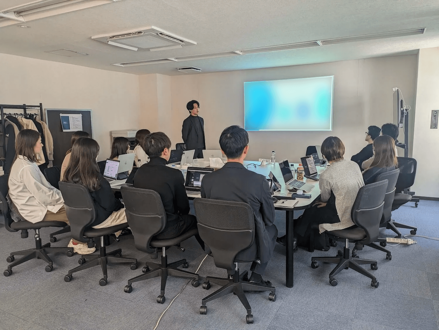 フラットに議論できる組織で高成長を目指しています。