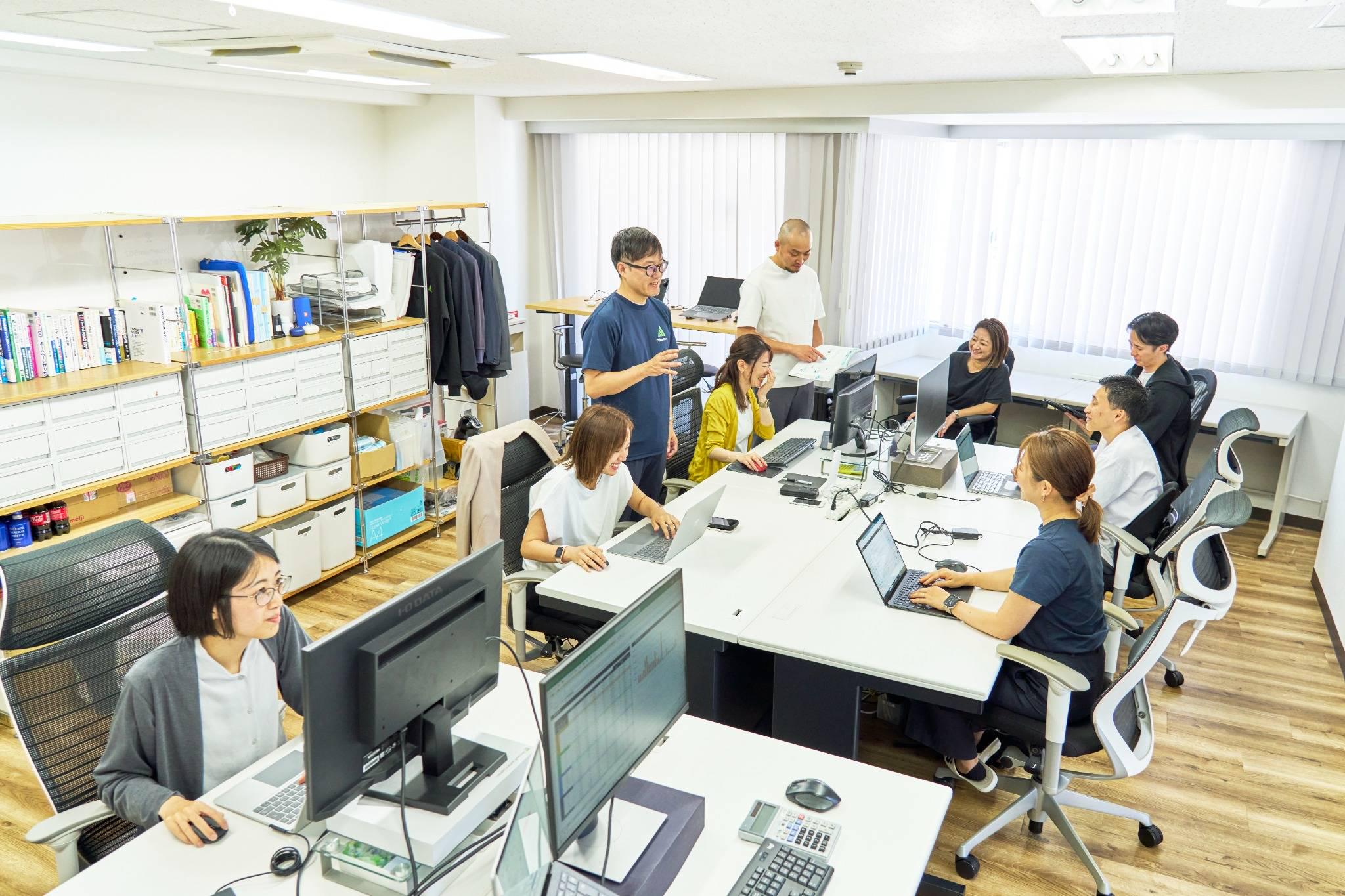 現在は、スクール、不動産、食品卸、玩具、弁護士事務所、官公庁…等、多種多様な業界の顧客と取引を行っている。そのプロセスにおいて、自社でも化粧品ブランドの製造〜販売を手掛け、「事業主」として培った経験を顧客への提案に生かしてきた。