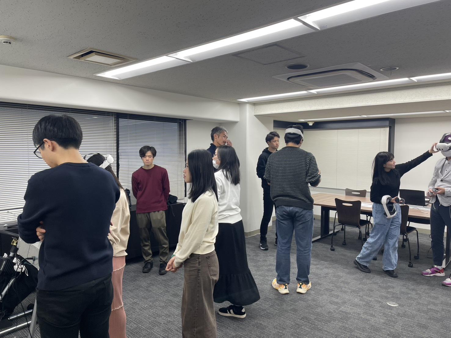 年末恒例の社内コンテンツ体験会（TCDmini）。体験した感想を言い合ったり、活発な意見交換がされます。コミュニケーションの場にもなります!