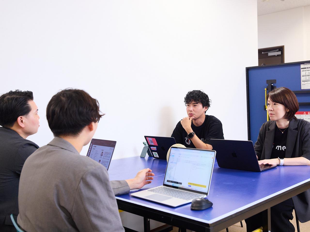 同社の主力事業は「カスタムAI開発」である。顧客ごとの課題や目的に合わせ、コンサルティングを通じてニーズを明確化し、最適なAIをイチから設計・実装する。