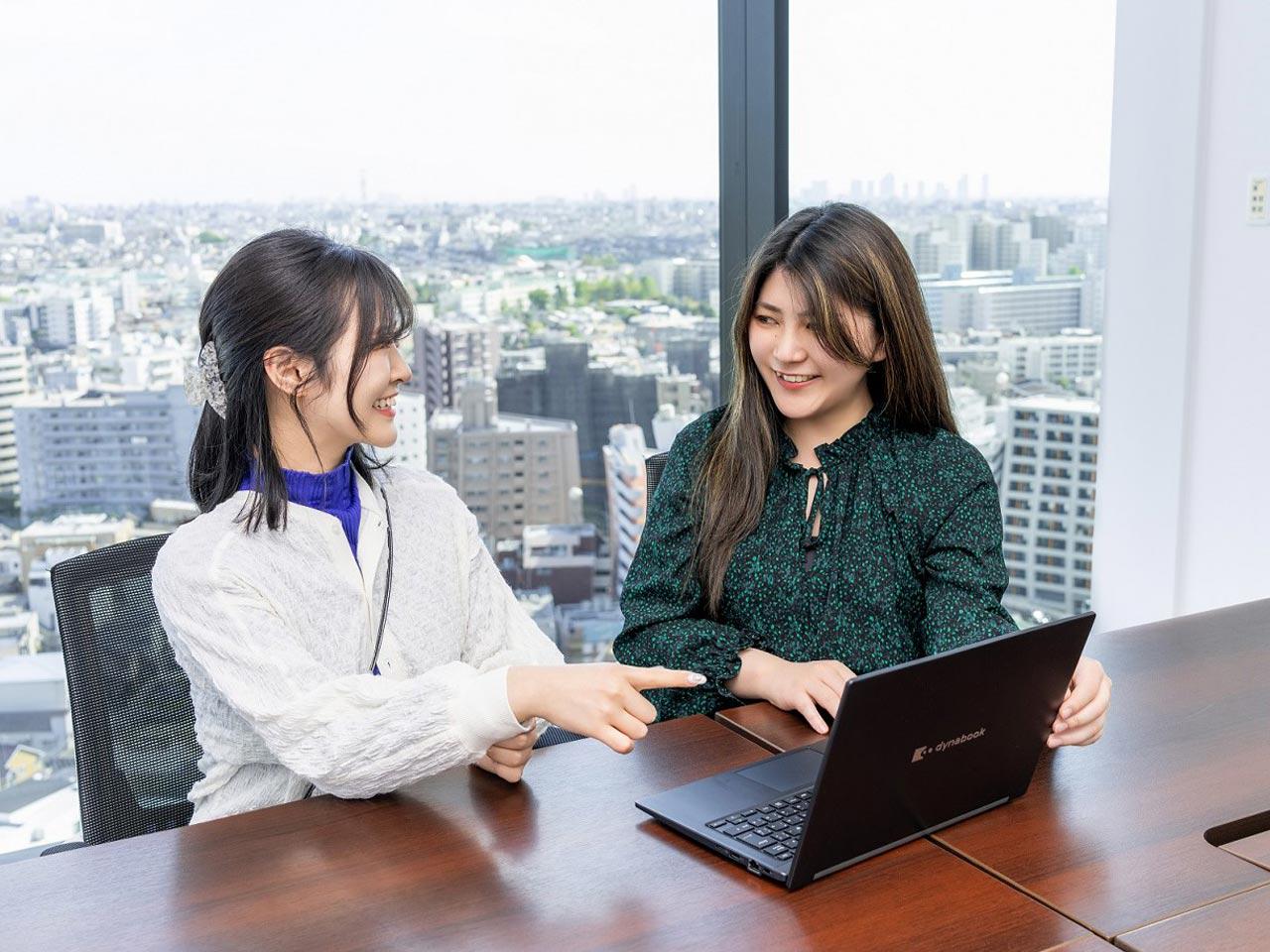 ルート営業事業では、既存クライアントにコンサルティングを行い、効果的なWEB戦略を支援している。