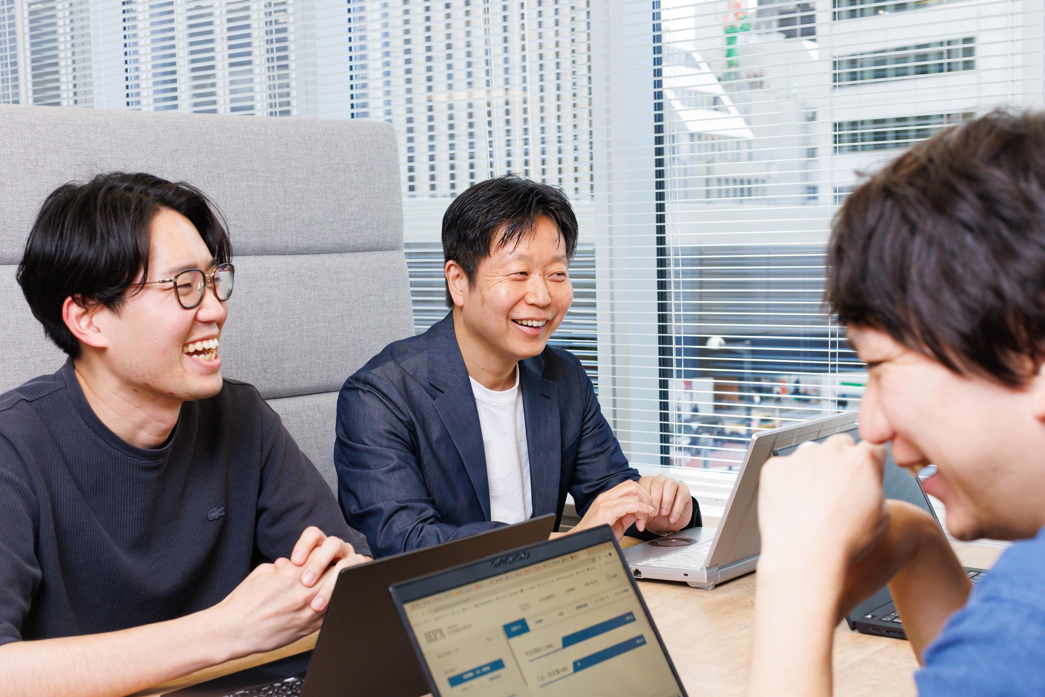 社風はフラットかつオープンで議論も盛んだ。リモートワークが定着しており、出社率は1～2割。その分、意識してコミュニケーションの機会を設けている。