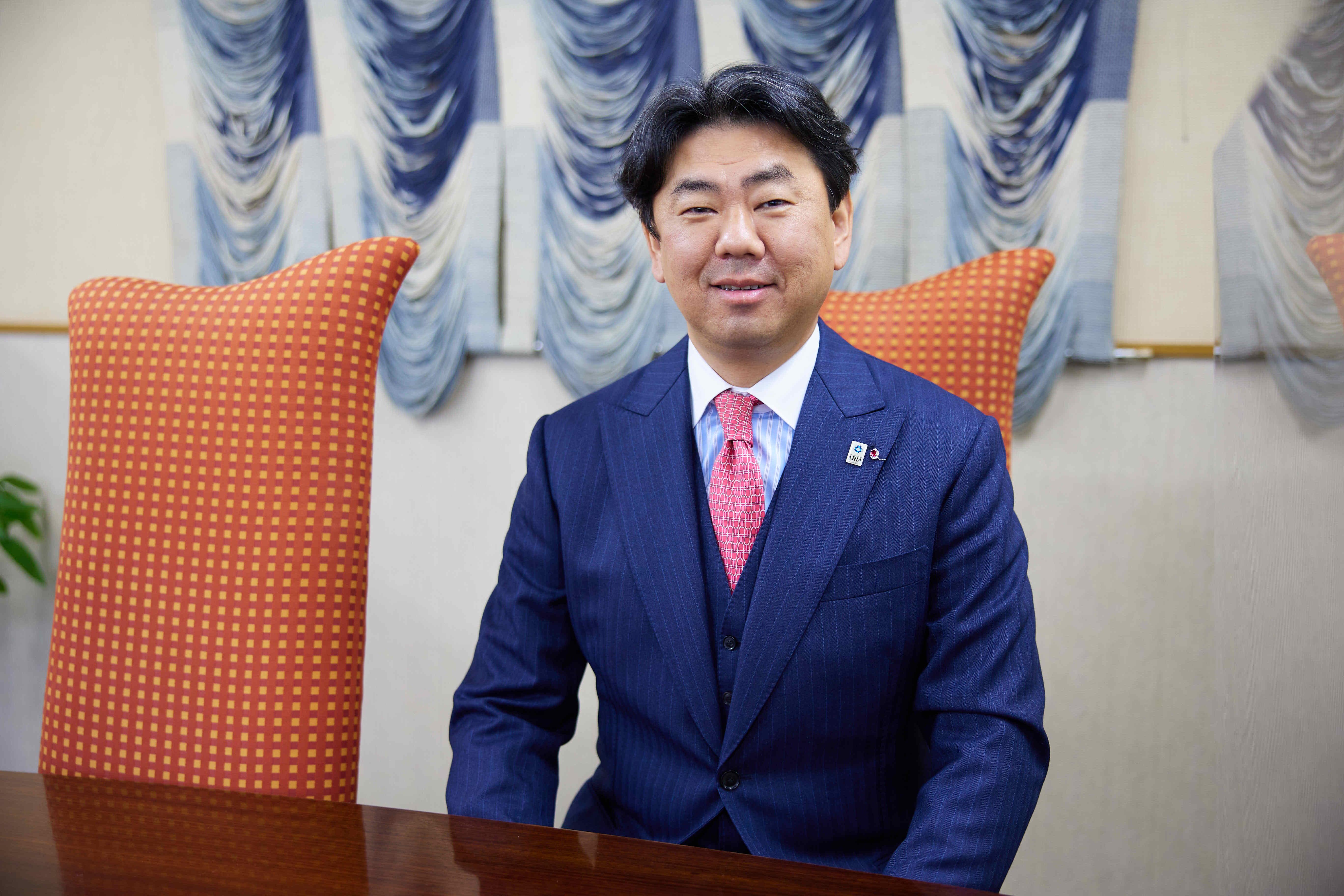 きずなグループは1949年の創業以来、自動車登録手続きに特化した事業で業容を拡大してきた。現在は神戸と東京を軸に自動車販売店、カーリース会社、自動車整備工場等を顧客として全国規模の事業を展開する。