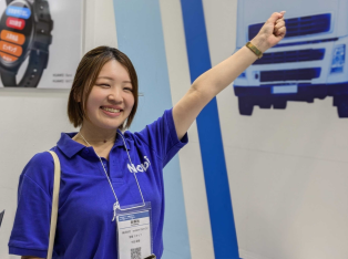 同社で重視するのは、「白線をギリギリ超えないラインを、全員が攻めること」。一人ひとりの勇気一つで、「できない」は「できる」に変わり、仕事のチャンスが無限に広がる。