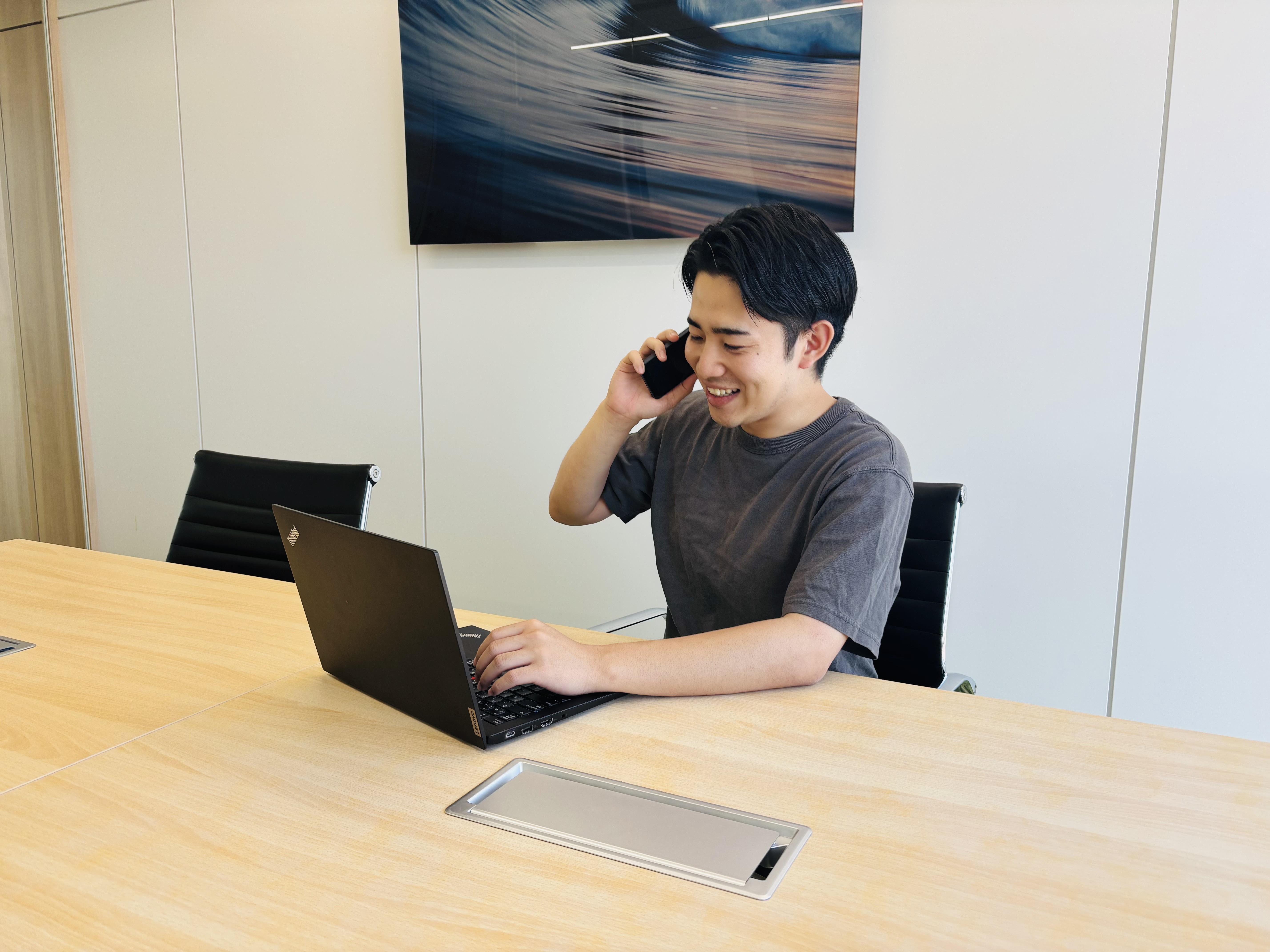 メンバーは皆、自らの強い意志でトライし、幅広い領域の業務を視野に入れて仕事に取り組んでいる。