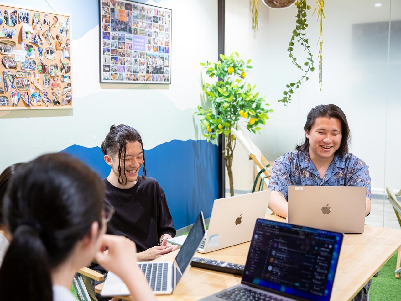 【仲間と全力で働き、全力で遊ぶ】を企業理念としている。