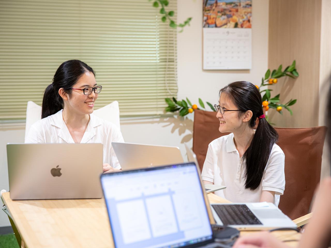 毎年の海外旅行や富士登山等、数々の社内イベントで一体感づくりを重視しているのが特徴的。