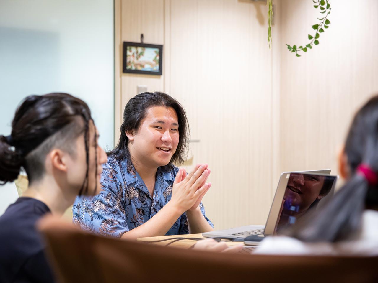 スマートフォンやタブレットのアプリ、同社は、Webシステム等の開発を手掛けている独立系のエンジニア集団として、100%受託開発を手掛ける。