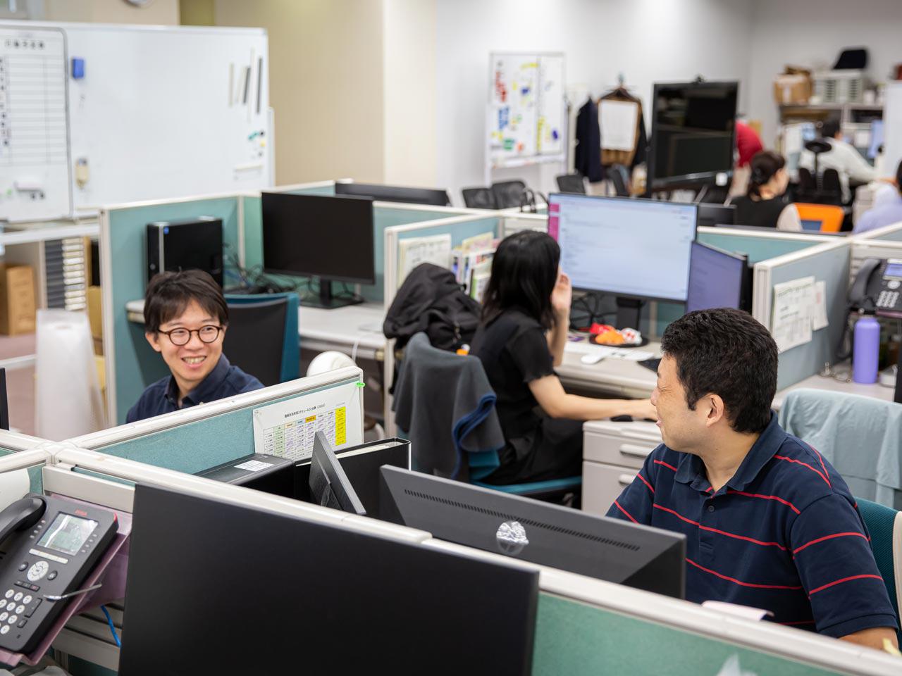 販売チャネルとして活用する一方で、世界平和を願う人達の思いを届ける記事を掲載するユニークなビジネスモデルを確立し、ターゲットの年代を絞り込んだ優れたマーケティングと組み合わせ、成功を収めてきた。