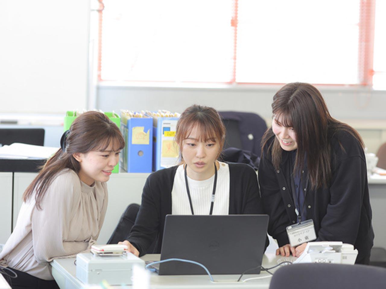 担当業務に縛られずに各自が全ての業務に対して自由にアイデアや意見を出し合い、協力し合って業務を進める。お互いを尊重し、高め合う。それがシステム部の目指すチーム像である。