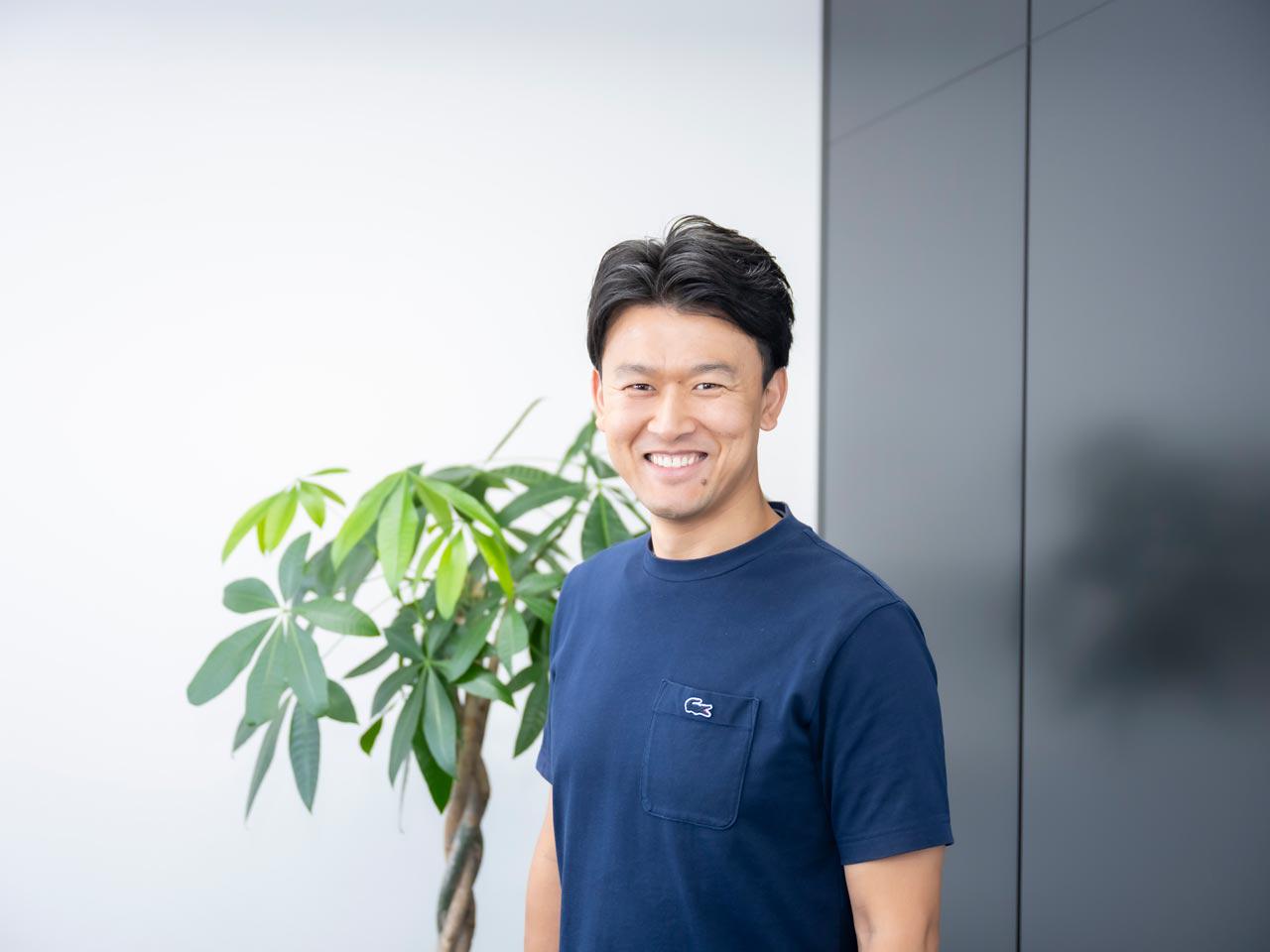 健康食品やお菓子等のパッケージであるチャック袋（軟包装）に特化し、最先端のデジタル印刷機で製造し、最小ロットや最短納期、低コストのほか、即座の見積もりや入稿、印刷状況確認等、すべての作業はWeb上で完結できるなど数々の付加価値を提供する。