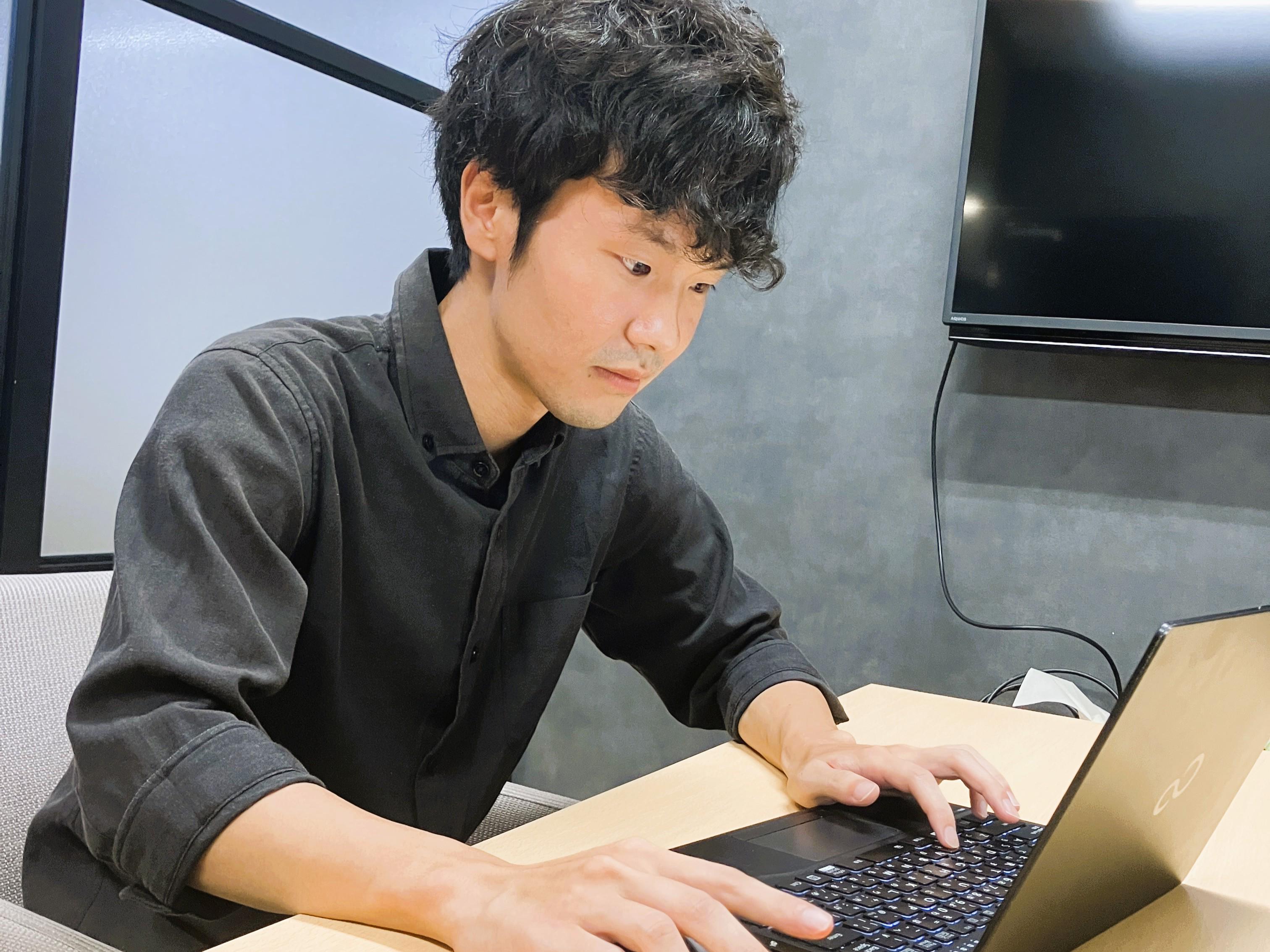 マーケティングや営業だけでなく、購買部門・管理部門など、様々な社員が協力し合いながら事業に取り組んでいる。