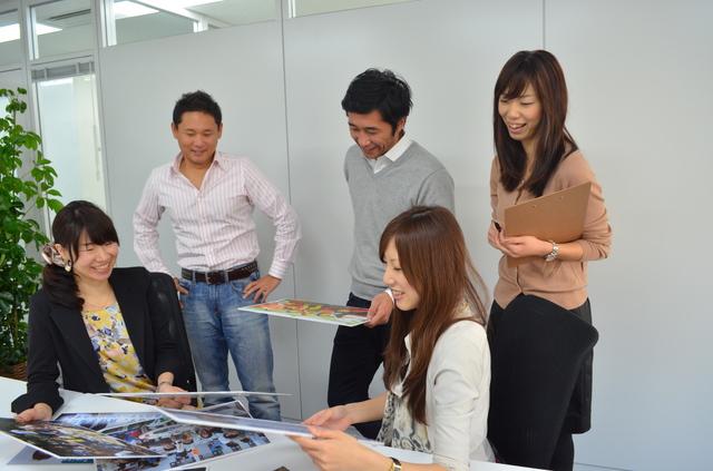 戦略系コンサルティングファーム出身者など様々な中途社員が経験を活かし活躍中！