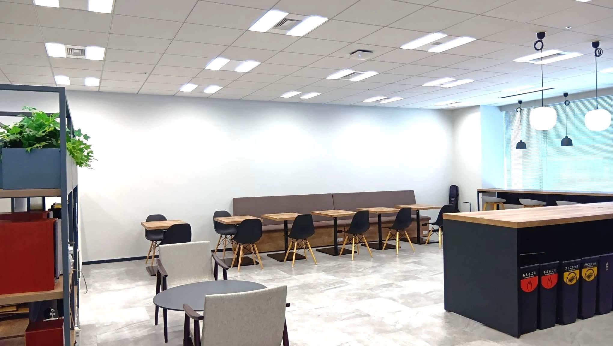 落ち着いた雰囲気のカフェスペースは、休憩はもちろん、コミュニケーションの場としても利用しています