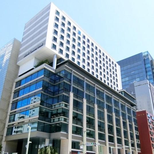 本社は三越前駅、新日本橋駅から直結。神田駅などからも通勤可能です。