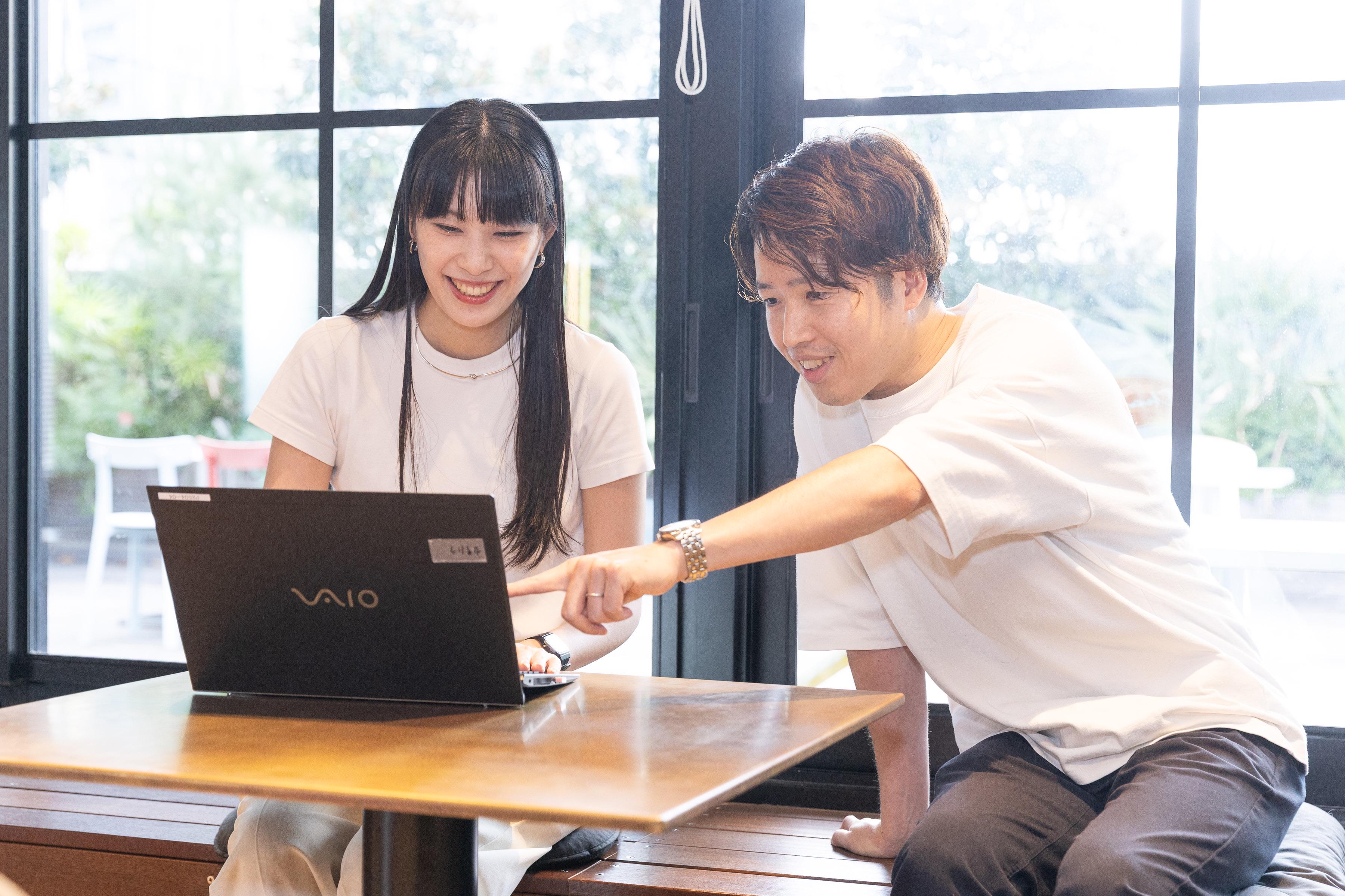 全社員30名ほどの組織で、社長・役員・エンジニア・セールス・事業サイドのメンバーで構成されています。リクルート出身の代表をはじめとし、教育業界・SIer・受託開発経験メンバーが活躍しています！