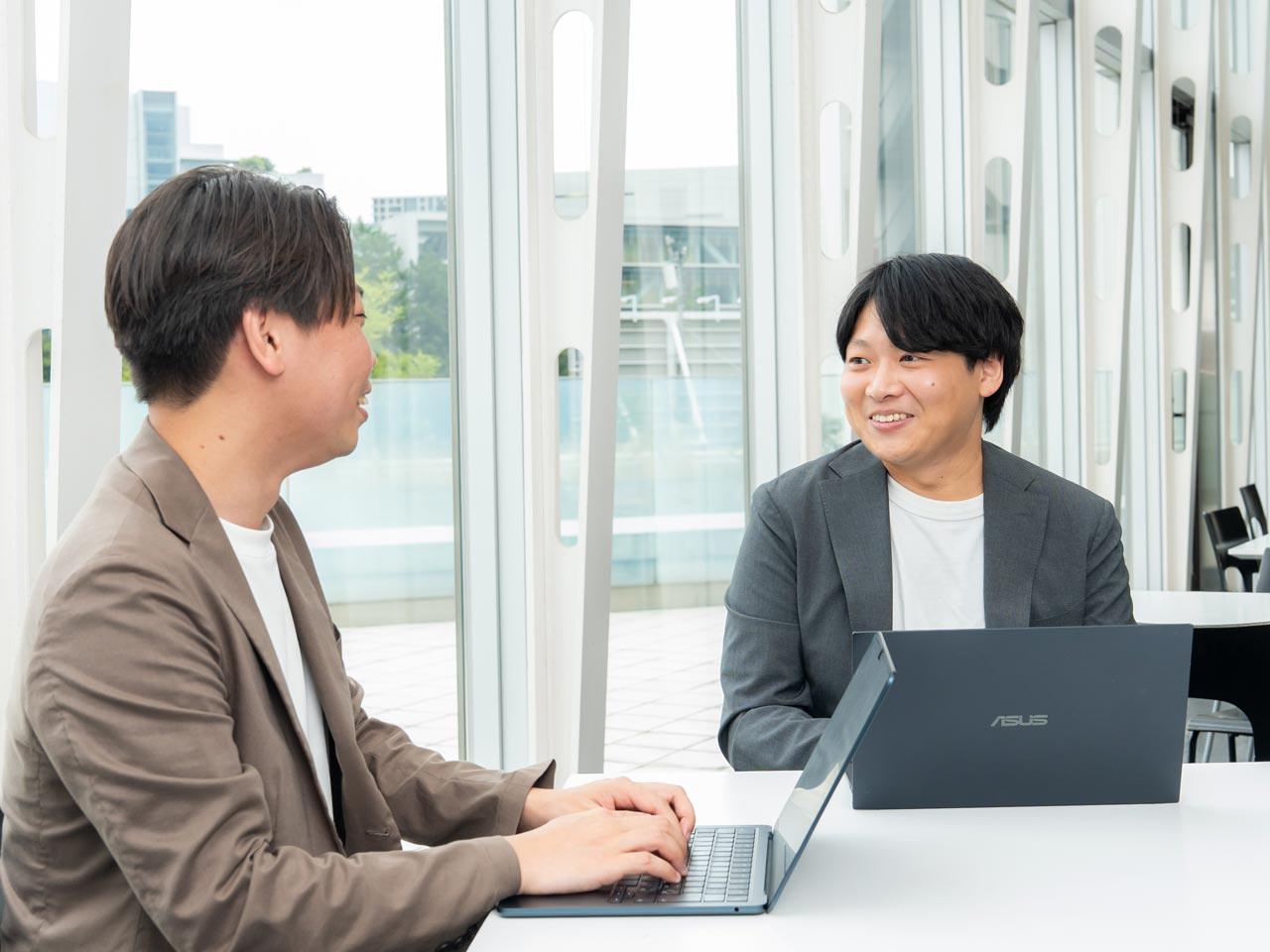 自由で温かいカルチャーの下、冗談を交わしつつも仕事は真剣に取り組む環境がある。