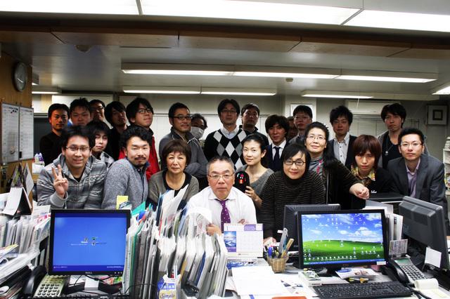 全員集合！時に楽しく、時に厳しく、わきあいあいと仕事に励んでいます。