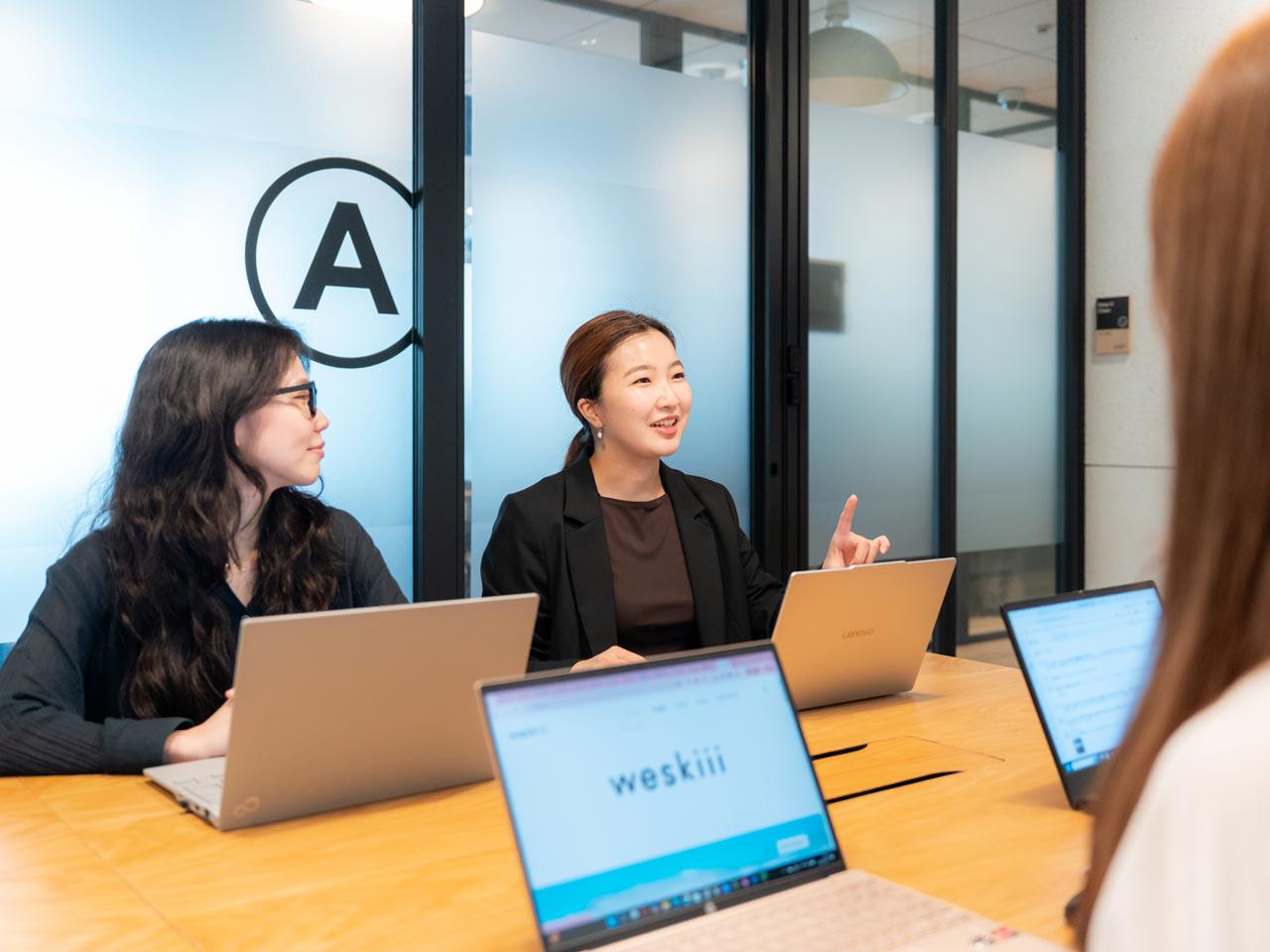 ウェスキーは「世界の“いい暮らし”を、あなたの日常に。」をミッションに、海外ブランドの魅力を背景やストーリーと共に届けています。
使う人の暮らしが少し心地よく、豊かになる――そんな循環を生み出すことが、私たちの仕事の原点です。