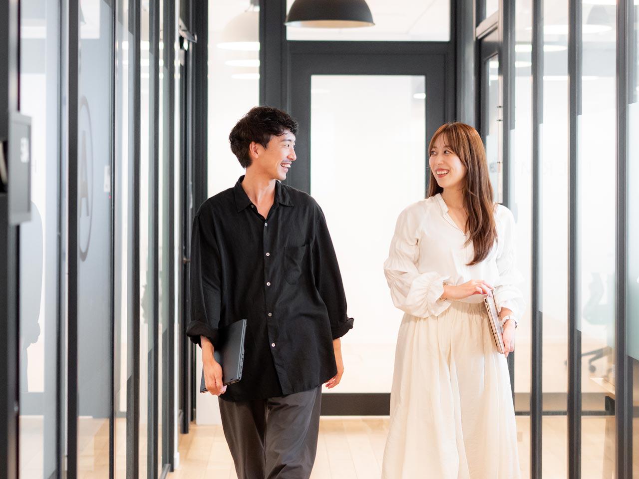 互いを信頼し、前向きな会話が生まれるオフィス。
新しいアイデアが浮かんだら、すぐに動けるスピード感と柔軟さが魅力です。
チームでブランドを育てていく一体感があります。