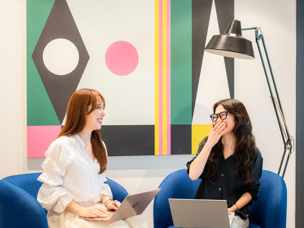 日常的にコミュニケーションを重ねながら、
それぞれの視点からブランドの成長を考え合うチーム。
役職や職種の垣根を越えて、フラットに意見を交わせるのがウェスキーらしさです。