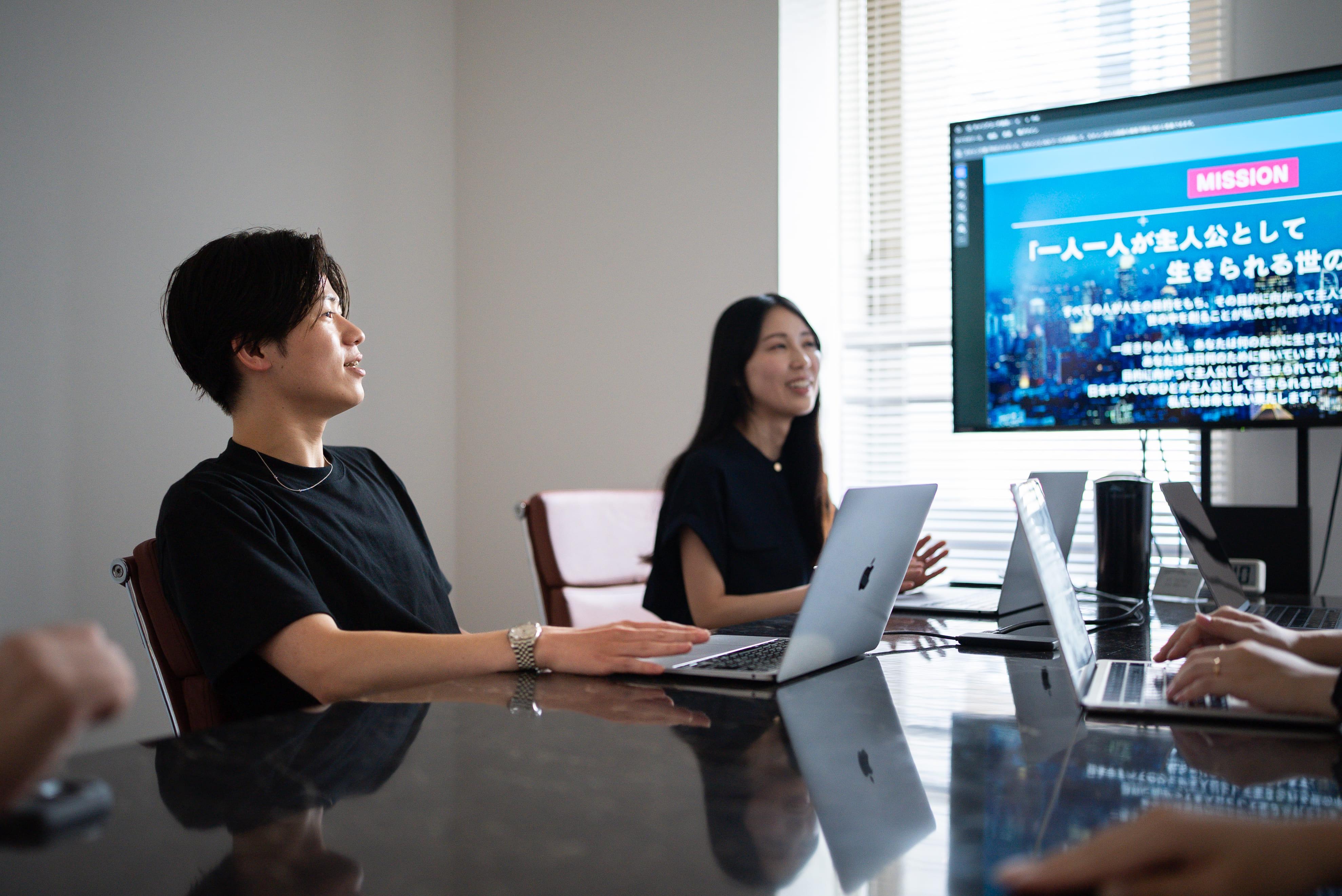 そんな同社が求める人材像は、圧倒的な成長意欲と仲間や社会への強い貢献意欲を併せ持つ方。