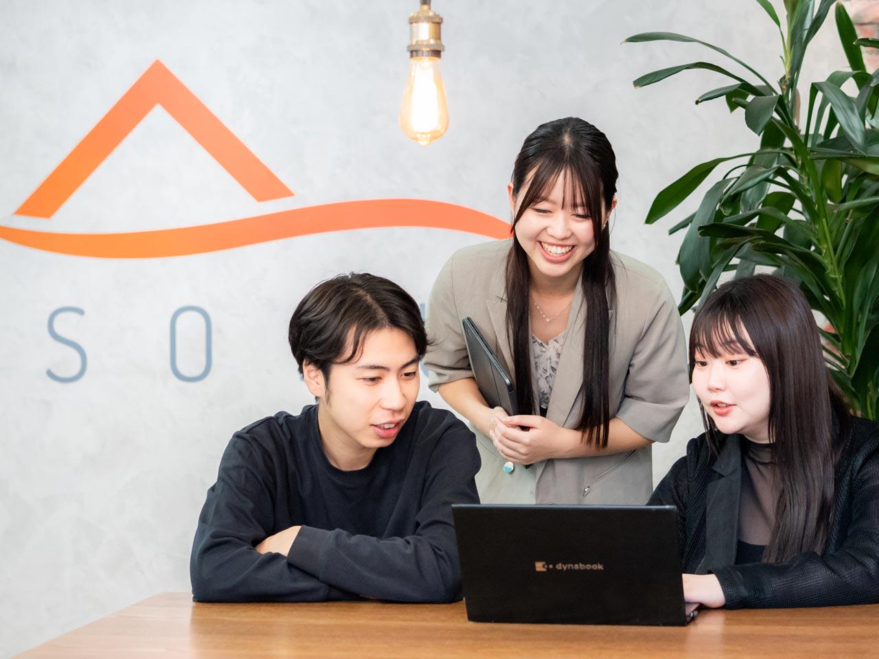  一人の成果は、チームの成果。喜びも課題も、全員で分かち合うのがソルーのスタイル。この一体感が、お客様を成功に導く力となる。