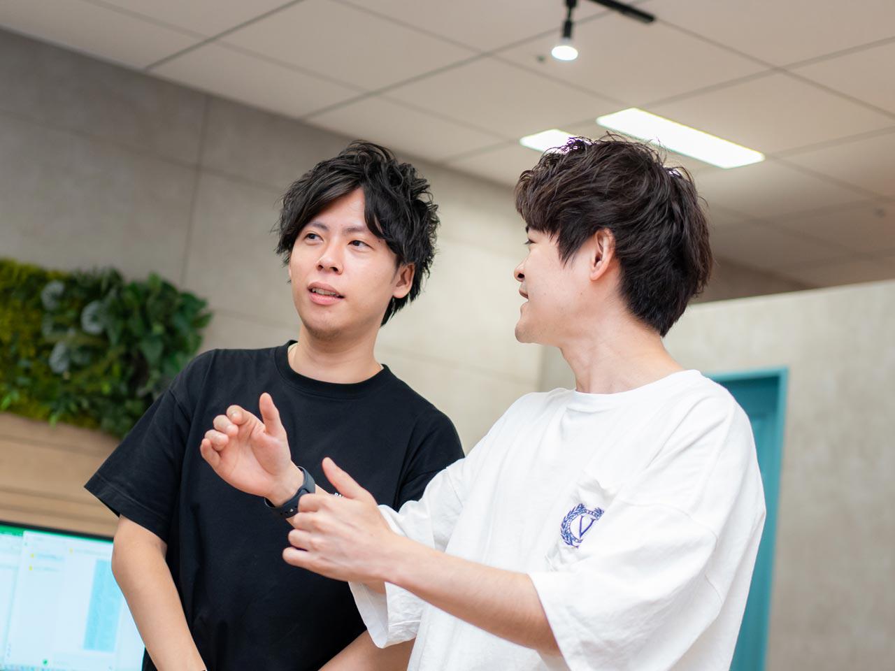 「どうすればもっと面白くなる？」仕事をとことん楽しむカルチャーが、私たちの原点。感動を生むための議論に、役職や年齢は関係ない。