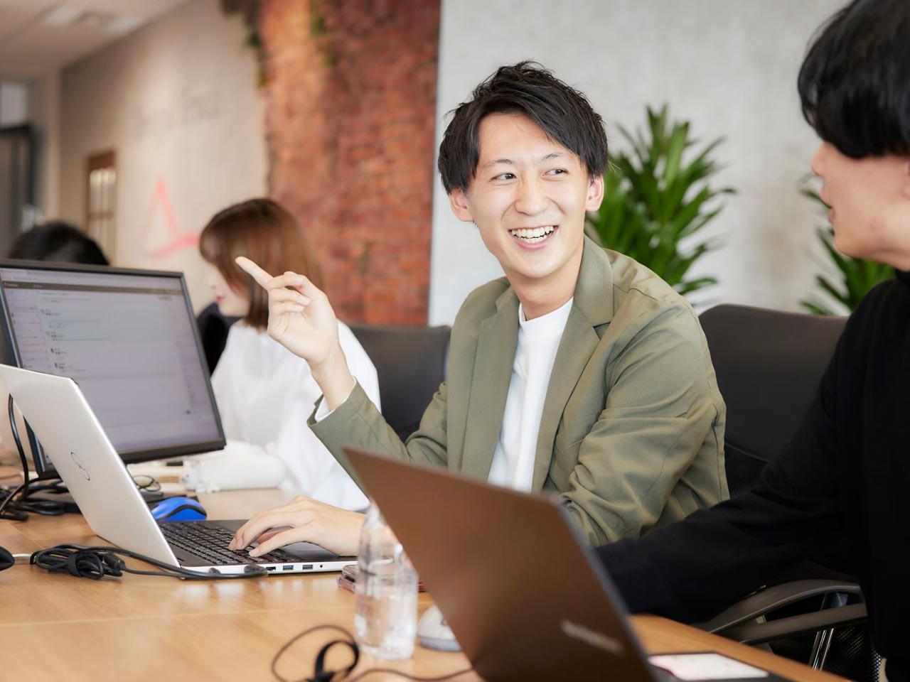  「やったぞ！」と思わず笑みがこぼれる。それは、クライアントの事業がまた一歩前進した証。この成功体験の積み重ねが、私たちの何よりの報酬だ。