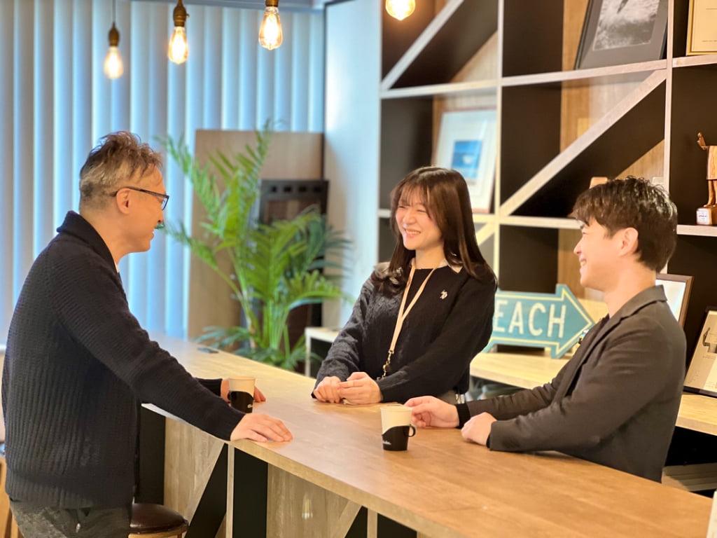 社内のミーティングでは年次や経験・役職にかかわらず、若手メンバーも積極的に意見を出し、活発な議論が行われる。