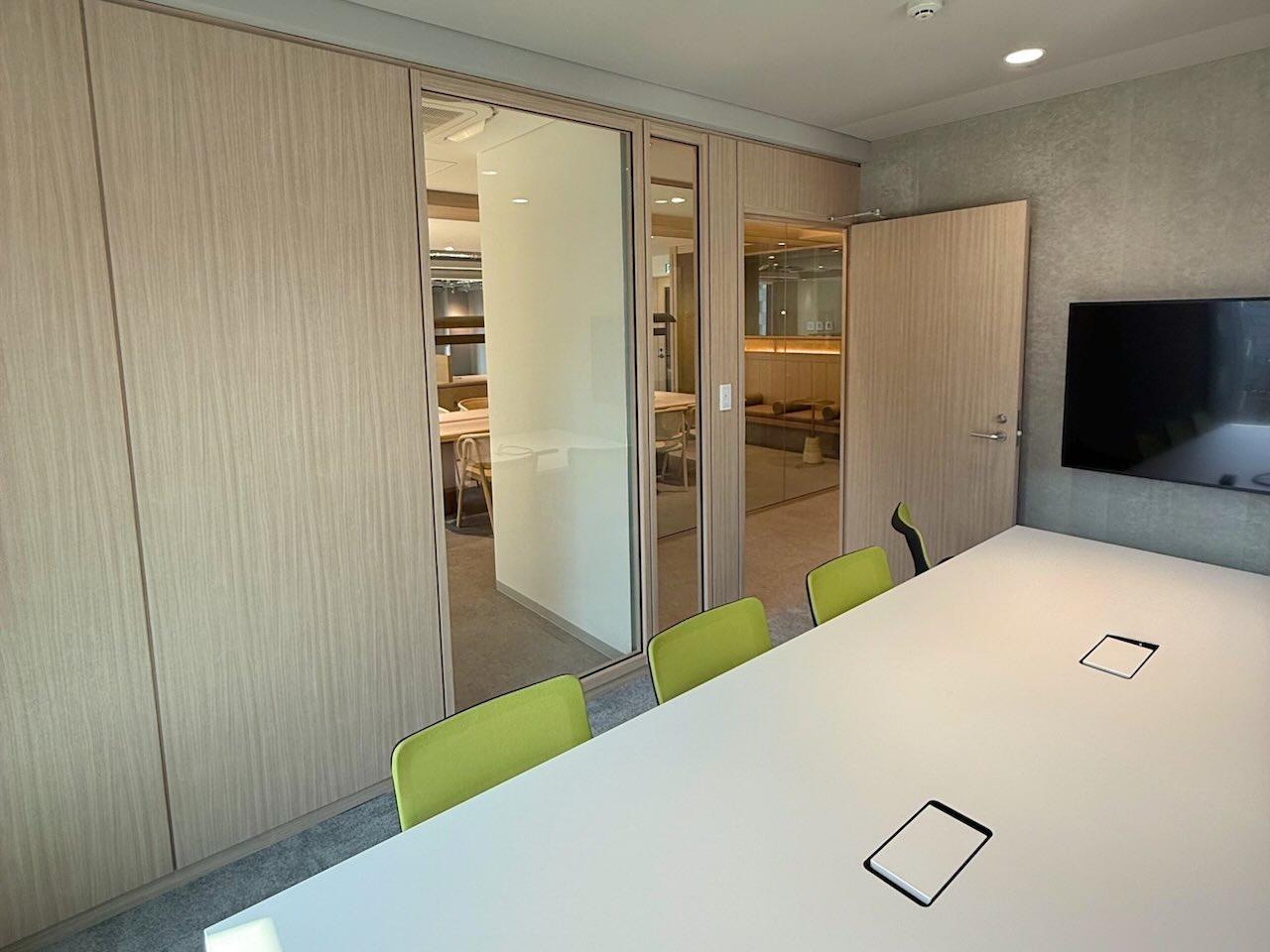 執務スペースもはコンパクトな集中できる環境