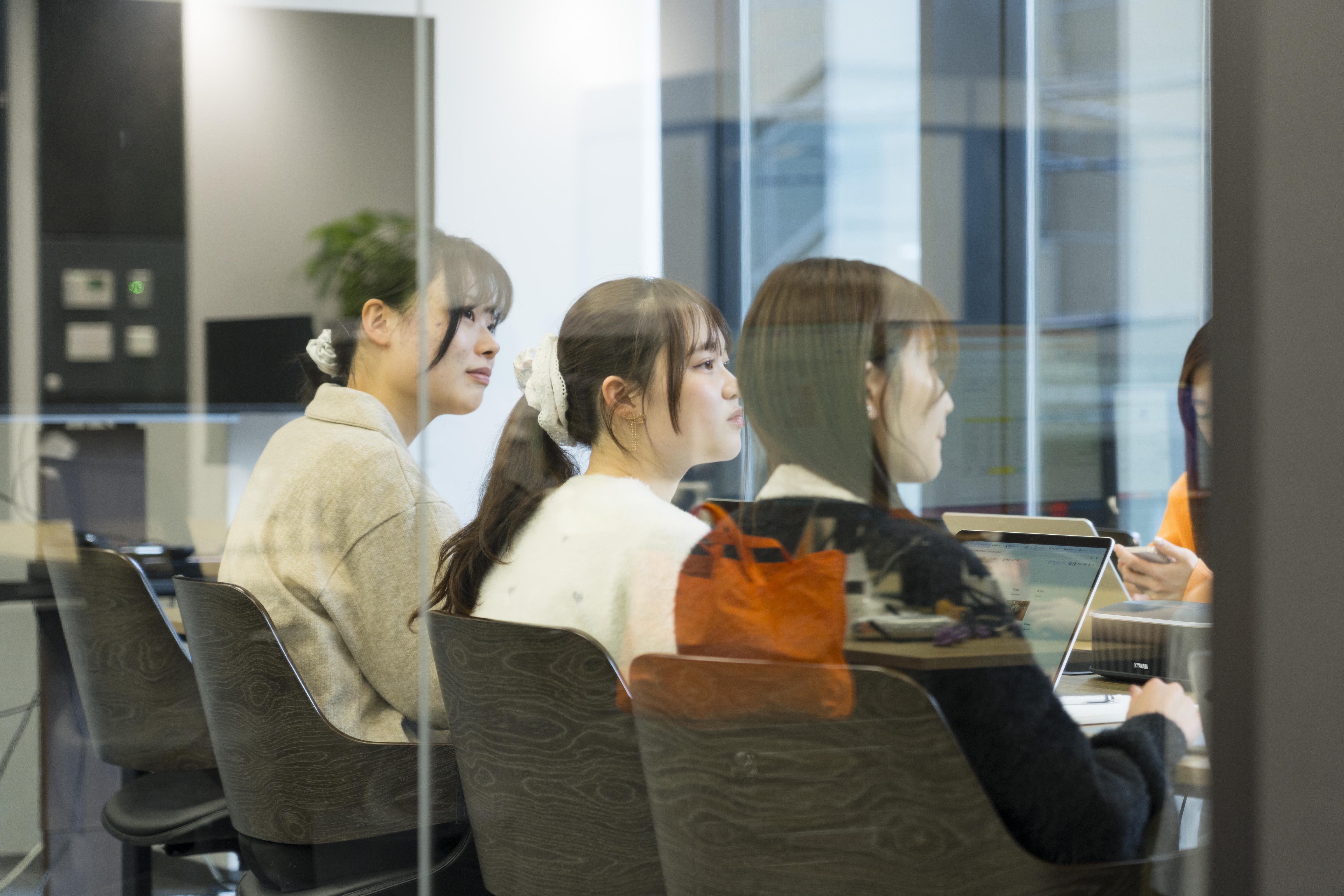 2023年には新卒の採用し、未経験中途社員も多く採用し、エンタメ業界で活躍する若手を多く輩出しています。