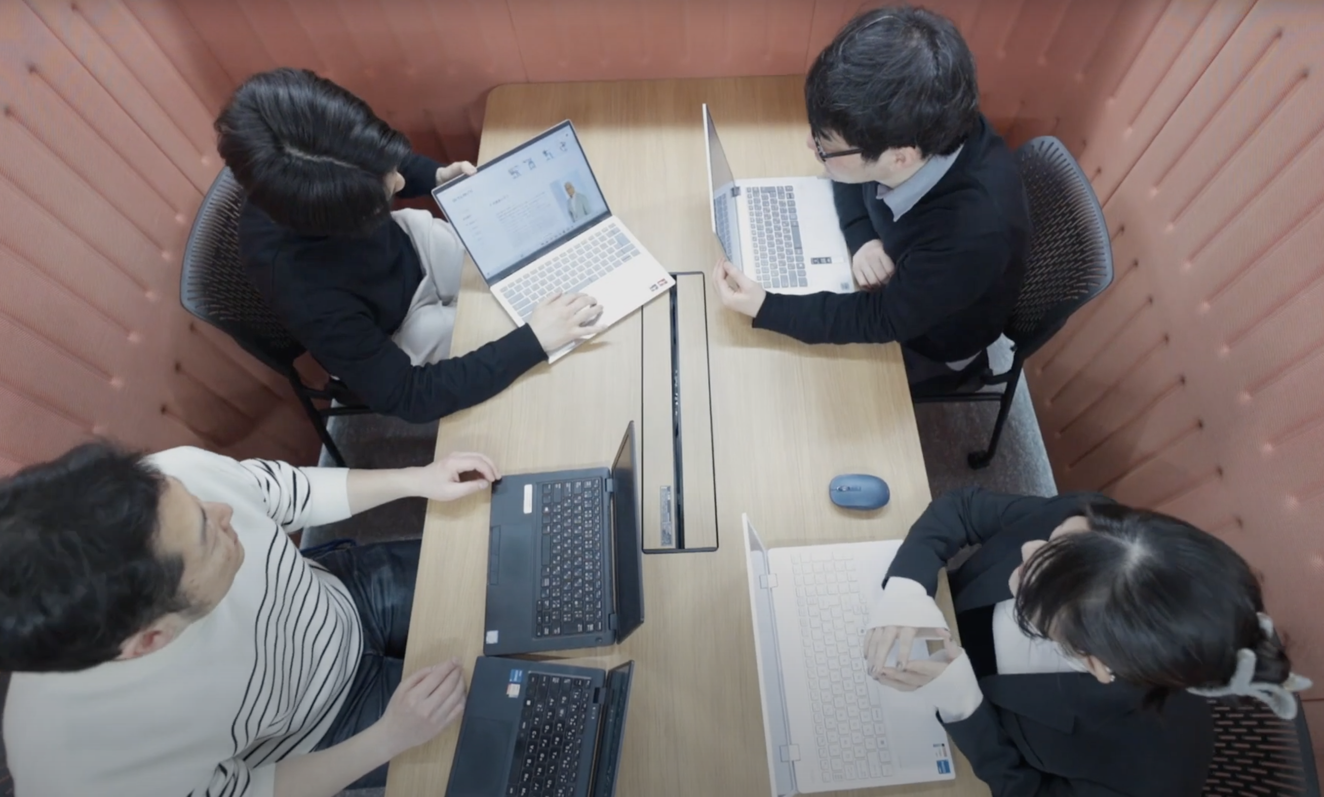 10年以上自然言語処理の研究開発に力を入れており、常に新しい技術やテクノロジーをキャッチアップしています。利益は会社で保持するのではなく、社員の賞与や新規事業に積極的に投資しています。
その成果か業績は創業当初から好調で、社内でも良いお金の循環ができています。

また、社内でハッカソンや勉強会を開催するなど、社内活動は非常に活発。
どんな環境に身を置くかでキャリアの最終着地点が大きく変わると言われる中で、お互いに良い刺激を与え合え仲間は非常に貴重な存在です。