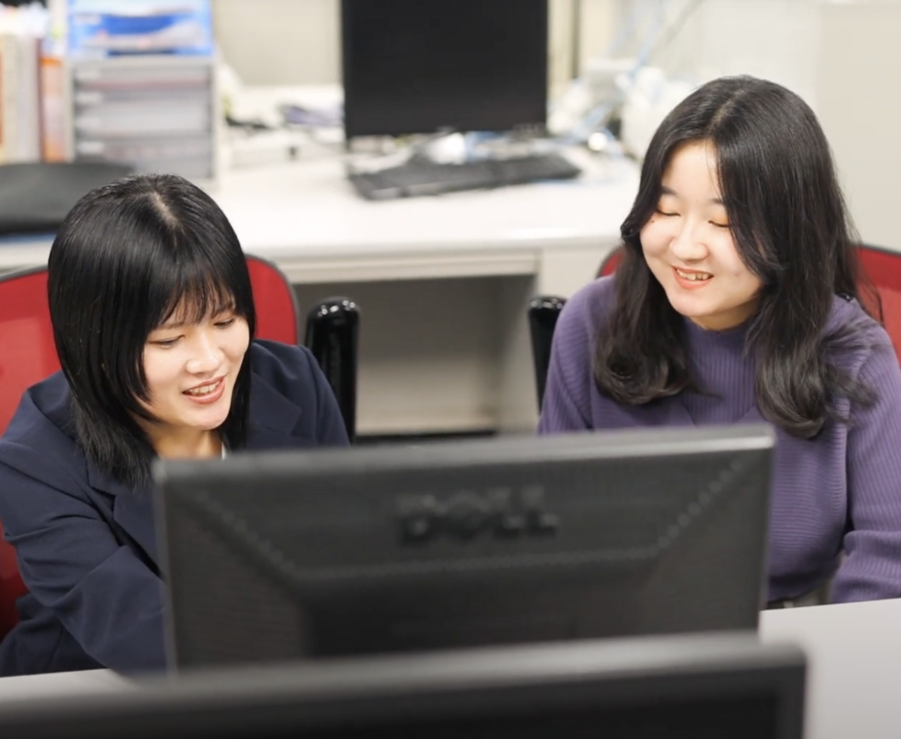 社内には女性エンジニアの姿も。社員1人1人のライフスタイルに合わせて勤務時間の融通が聞くので、働きやすいとの声が多く挙がっています。